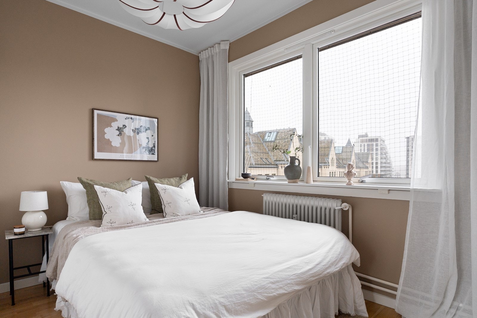 Lunt hovedsoverom av god størrelse med plass til dobbeltseng, tilhørende møblement og garderobeløsning. Galleribilde