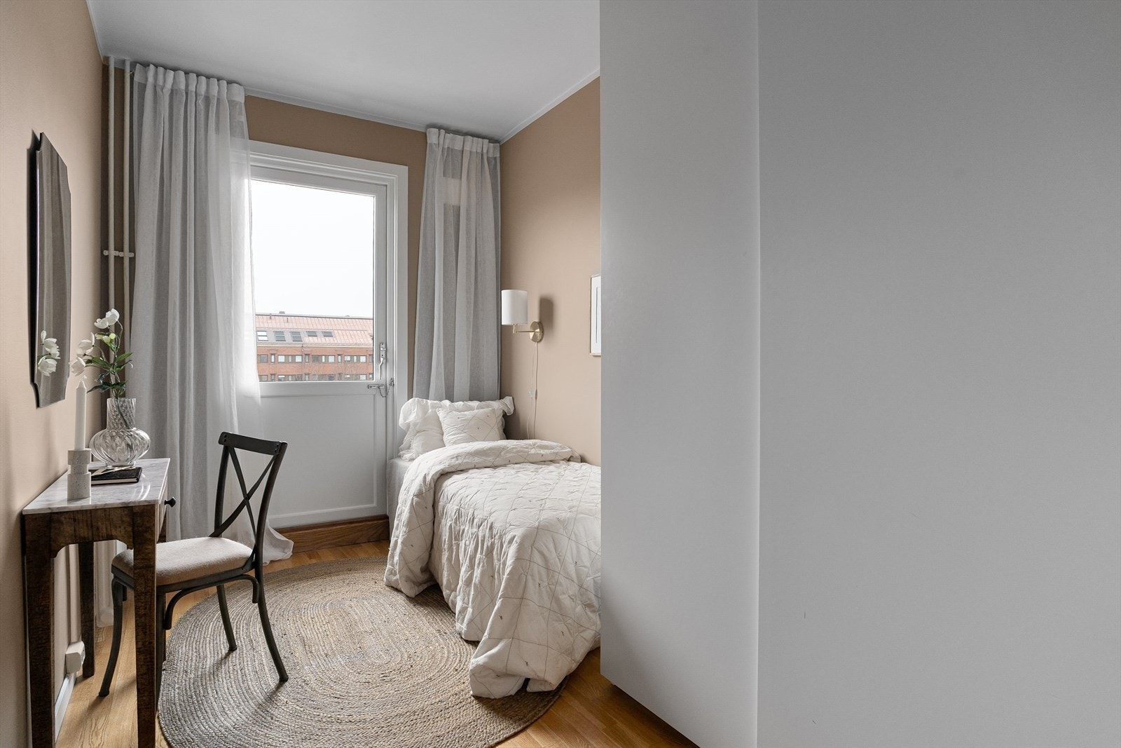 Soverom 2 av fin størrelse med garderobeskap for oppbevaring. Fra soverommet er det utgang til den andre balkongen. Galleribilde