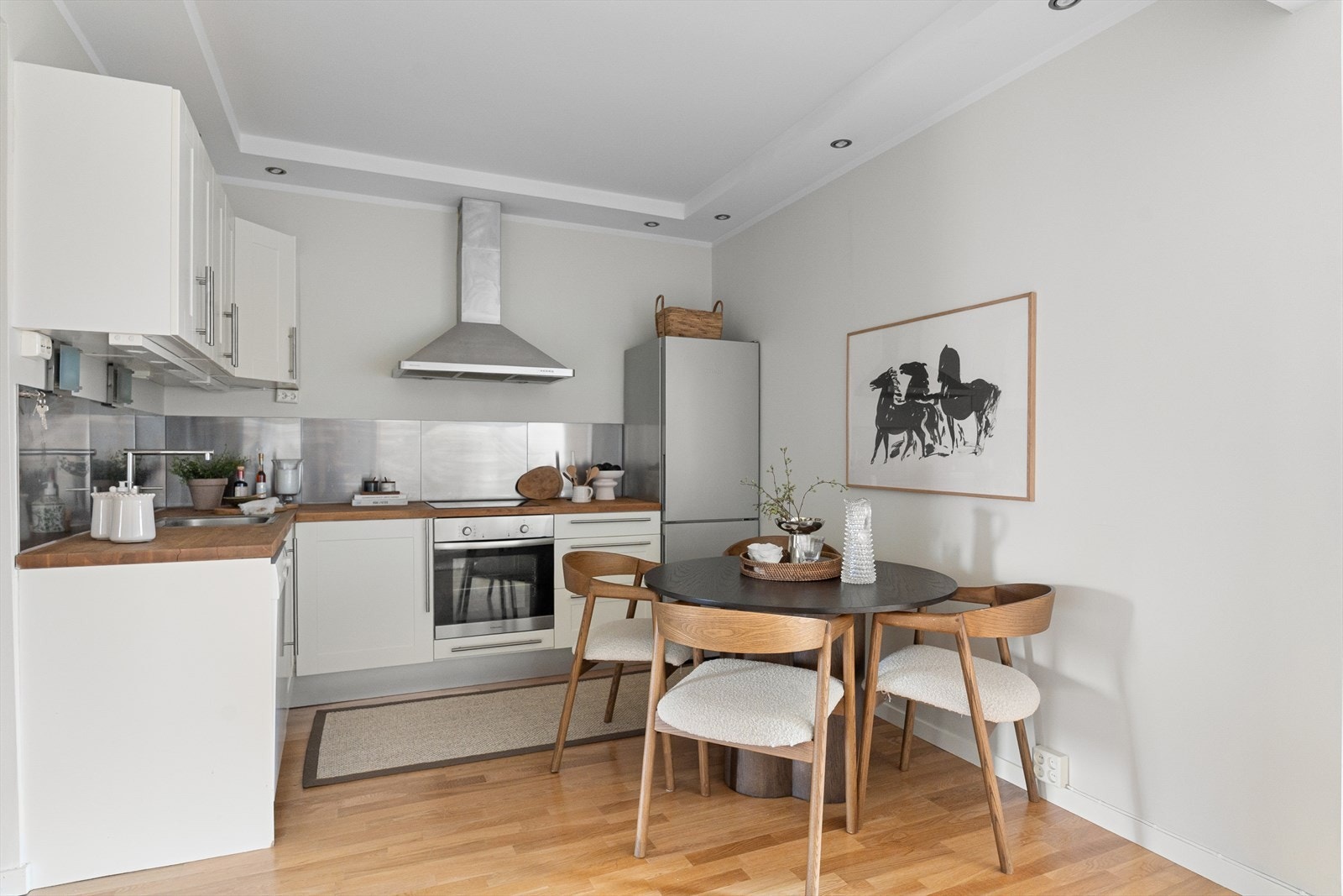 Pent og delvis åpen kjøkkenløsning, som skaper en sosial og hyggelig atmosfære. Galleribilde