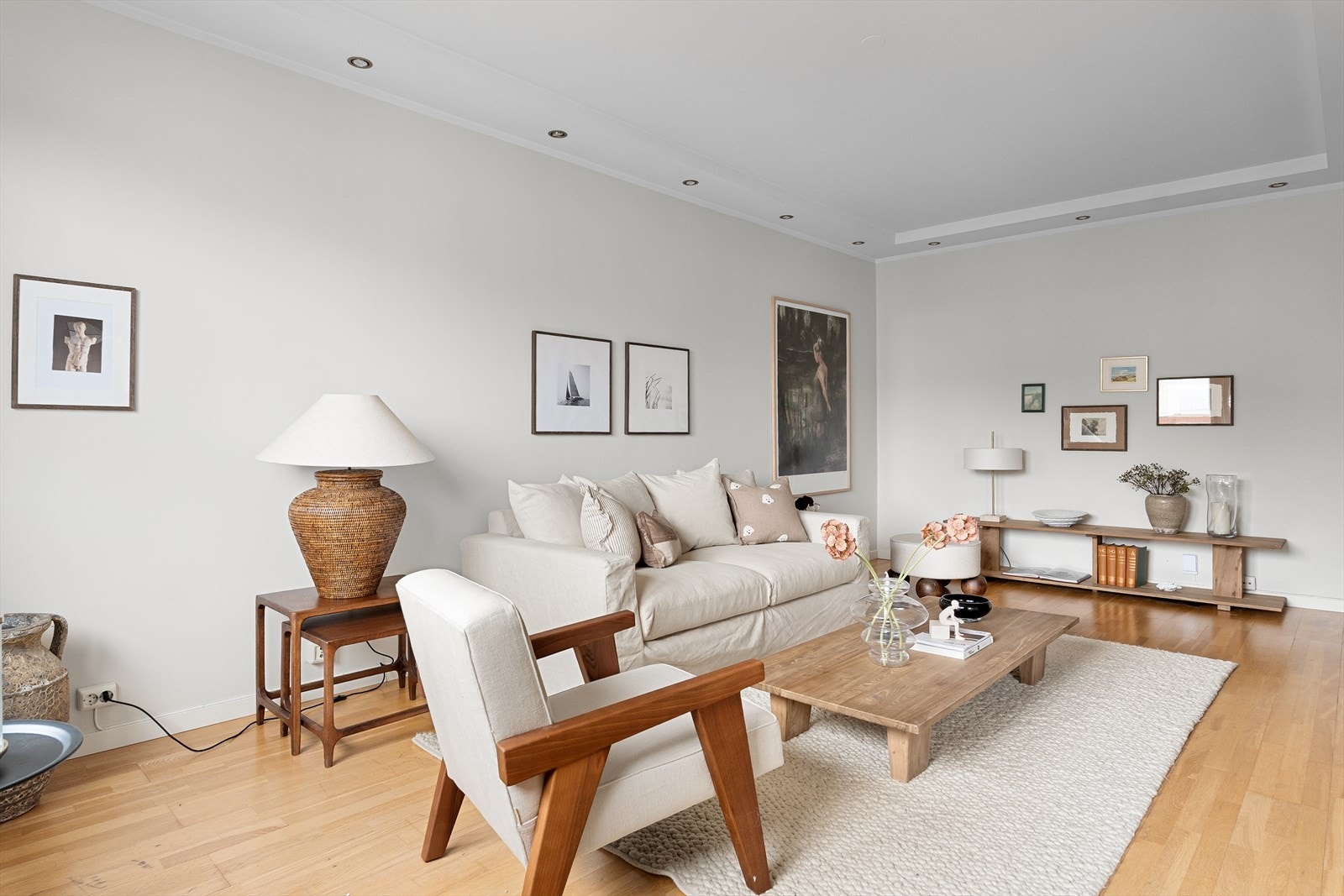 Romslig stue med fine soneinndelinger og gode møbleringsmuligheter. Himlingen er delvis nedfelt med stemningsfulle downlights. Takhøyde på 2,62m. Galleribilde