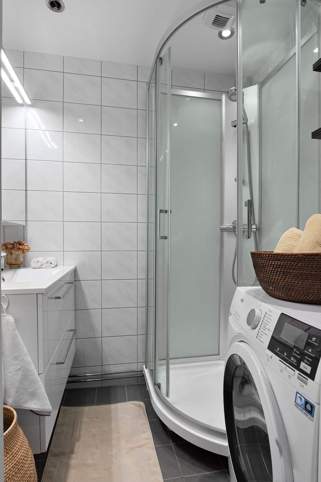 Pent, lystflislagt bad fra 2016/17 med dusjkabinett, servantskap, opplegg for vaskemaskin og tørketrommel. Galleribilde