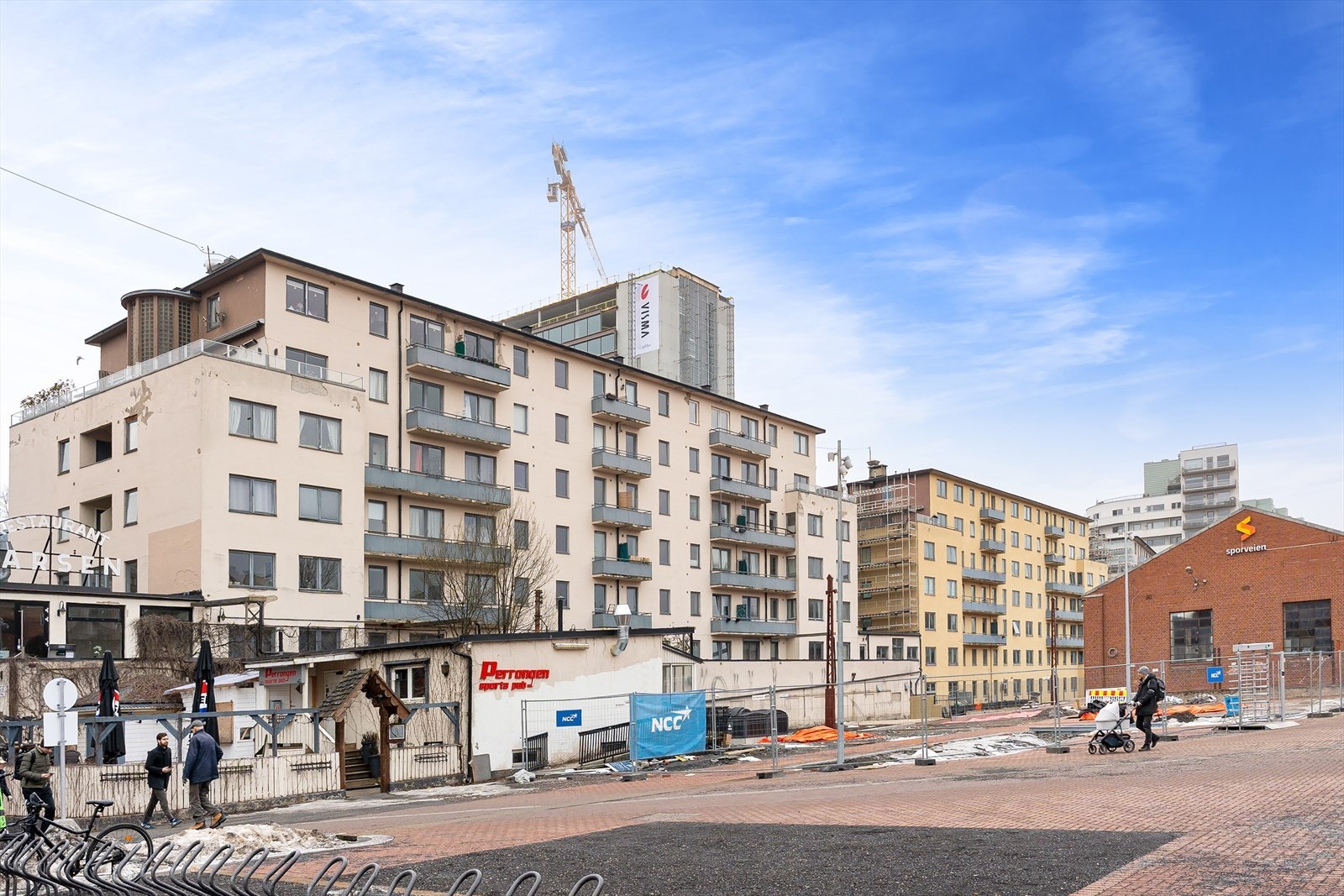 Baksiden av bygget. Nærområdet har gjennomgått betydelige oppgraderinger den senere tiden. Galleribilde