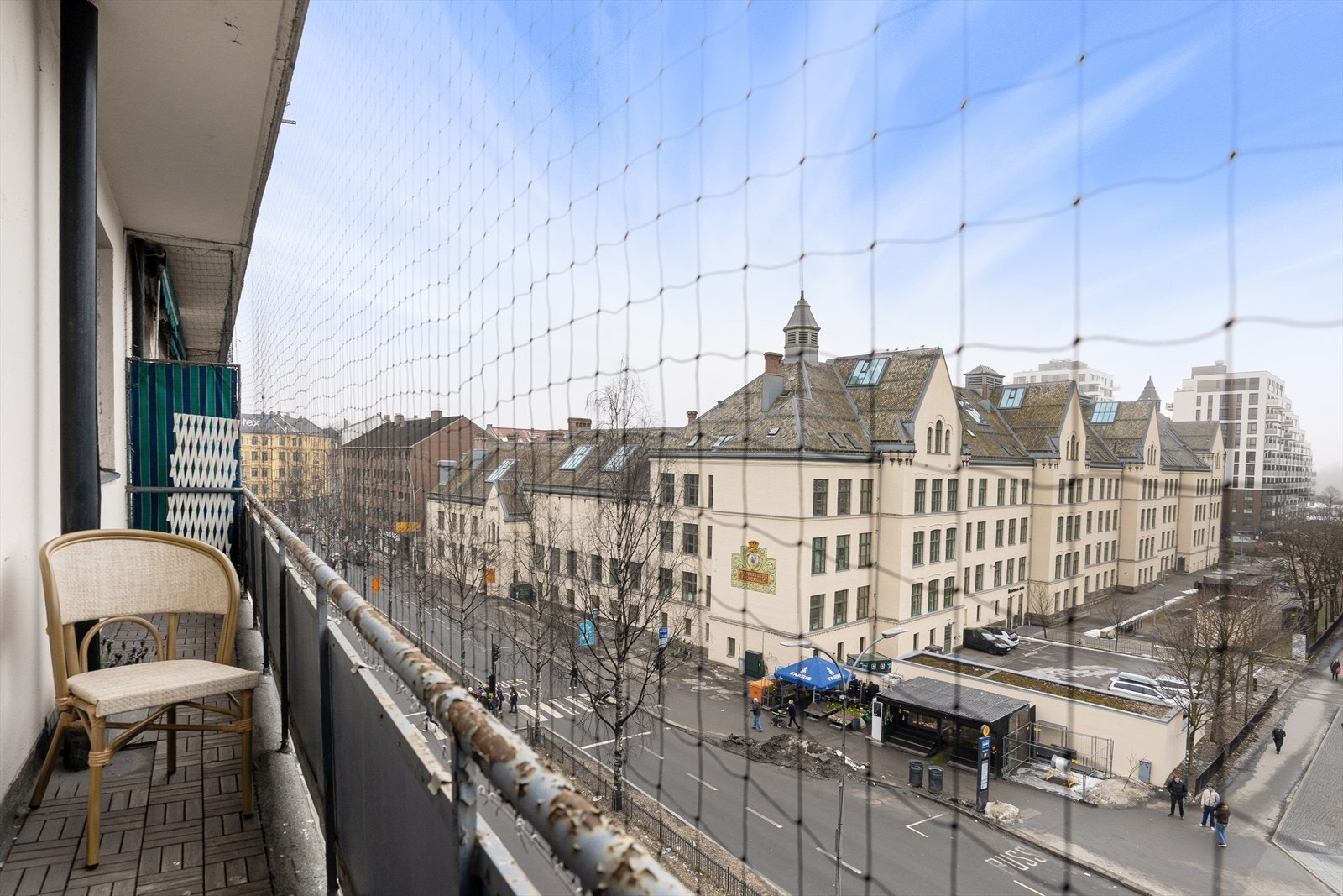 Fra stuen er det adkomst til en sydvestvendt balkong på ca. 5 kvm med svært gode solforhold. Galleribilde