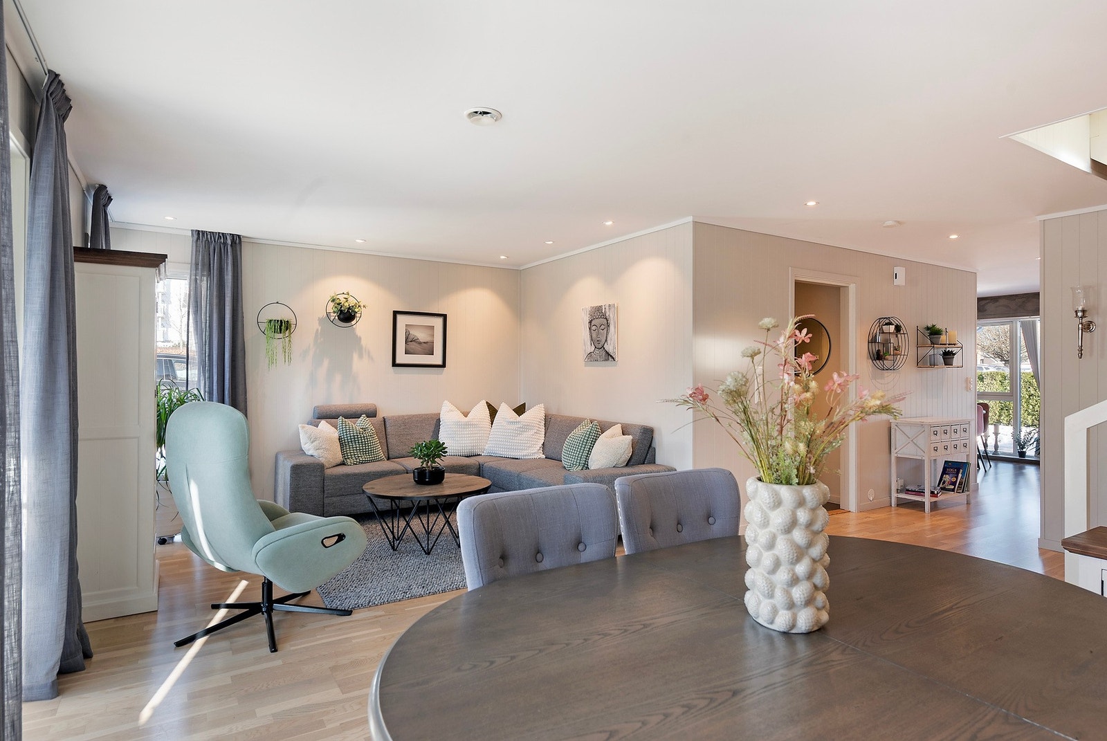 Fra gangen kommer du inn til en sosial og åpen stue/spisestue Galleribilde