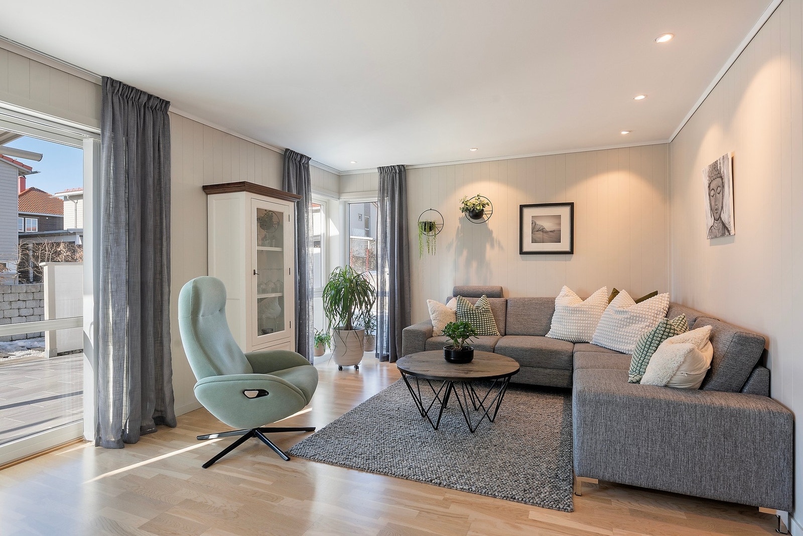 Store vindusflater slipper inn rikt med naturlig lys Galleribilde