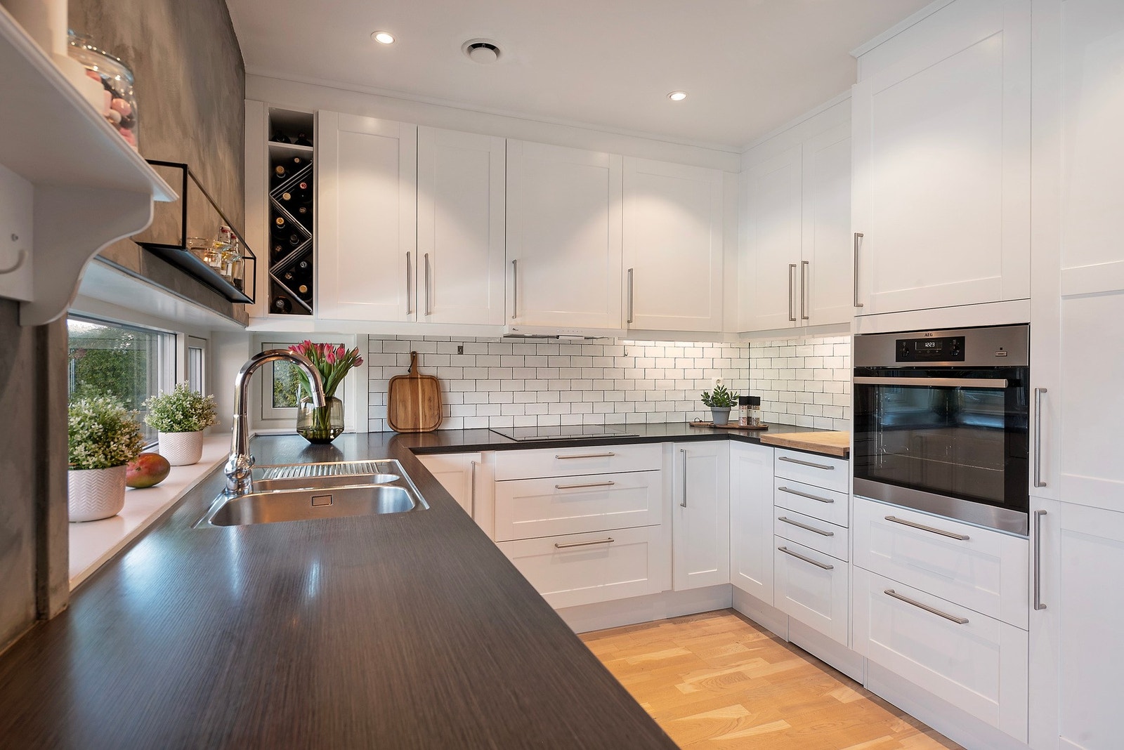 Laminert benkeplate og flislagt felt over kjøkkenbenken Galleribilde