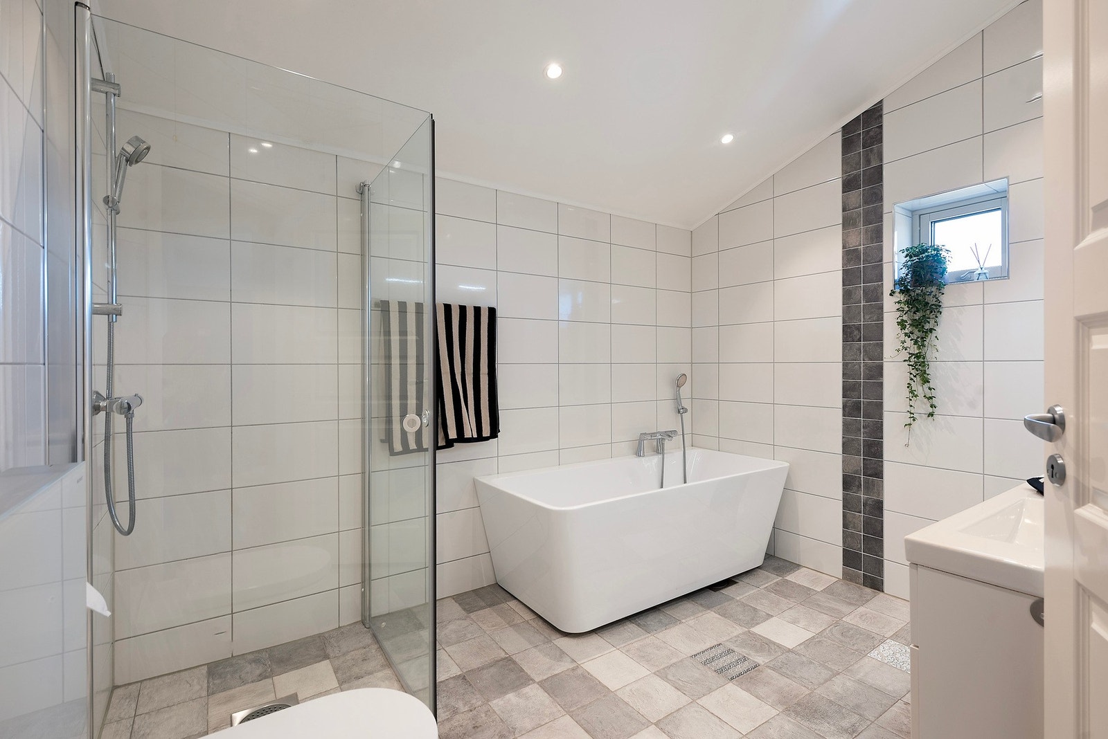 Stort flislagt bad med badekar Galleribilde