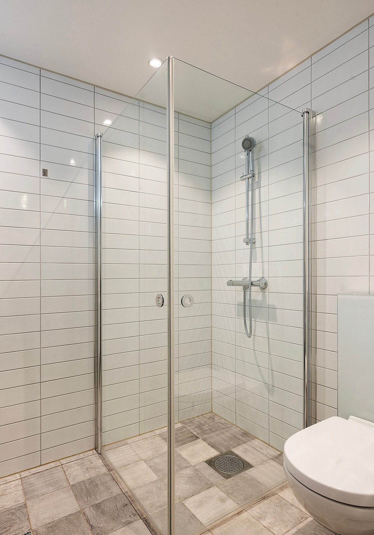 Pent bad i 1. etasje med dusj og toalett Galleribilde