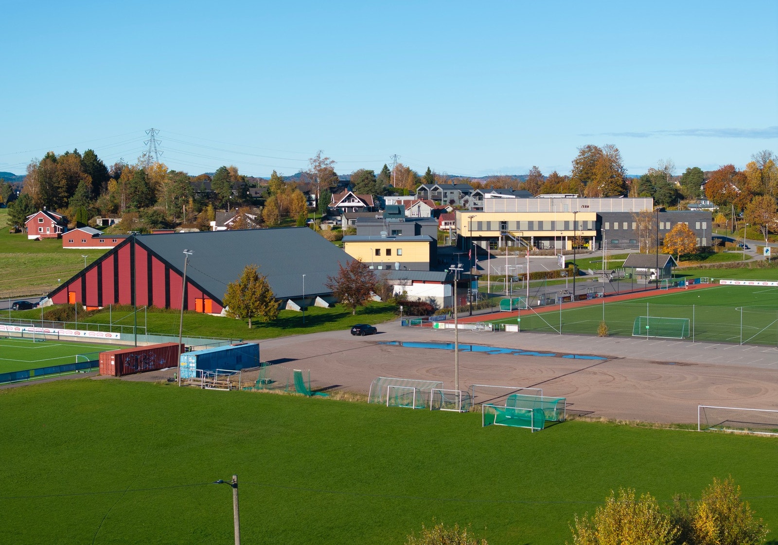 Ved Stokke ungdomsskole har du skole, idrettshall og uteareana Galleribilde