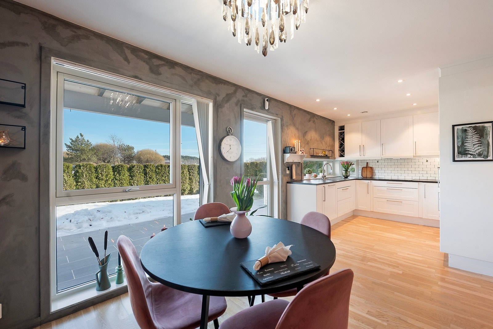 Her er det kort vei fra grillen til kjøkkenet Galleribilde