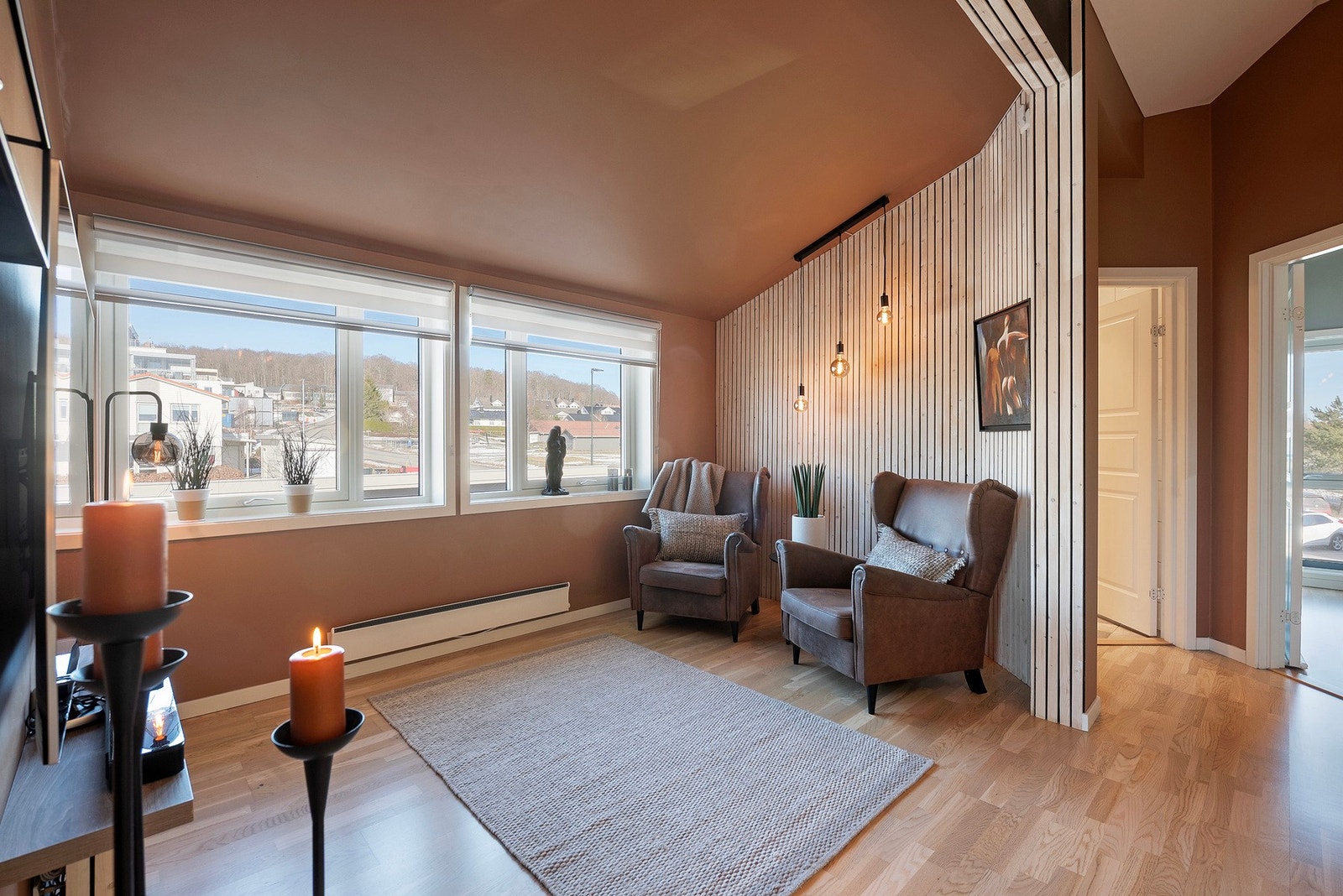 Boligen er over to plan med stue og bad i hver etasje Galleribilde