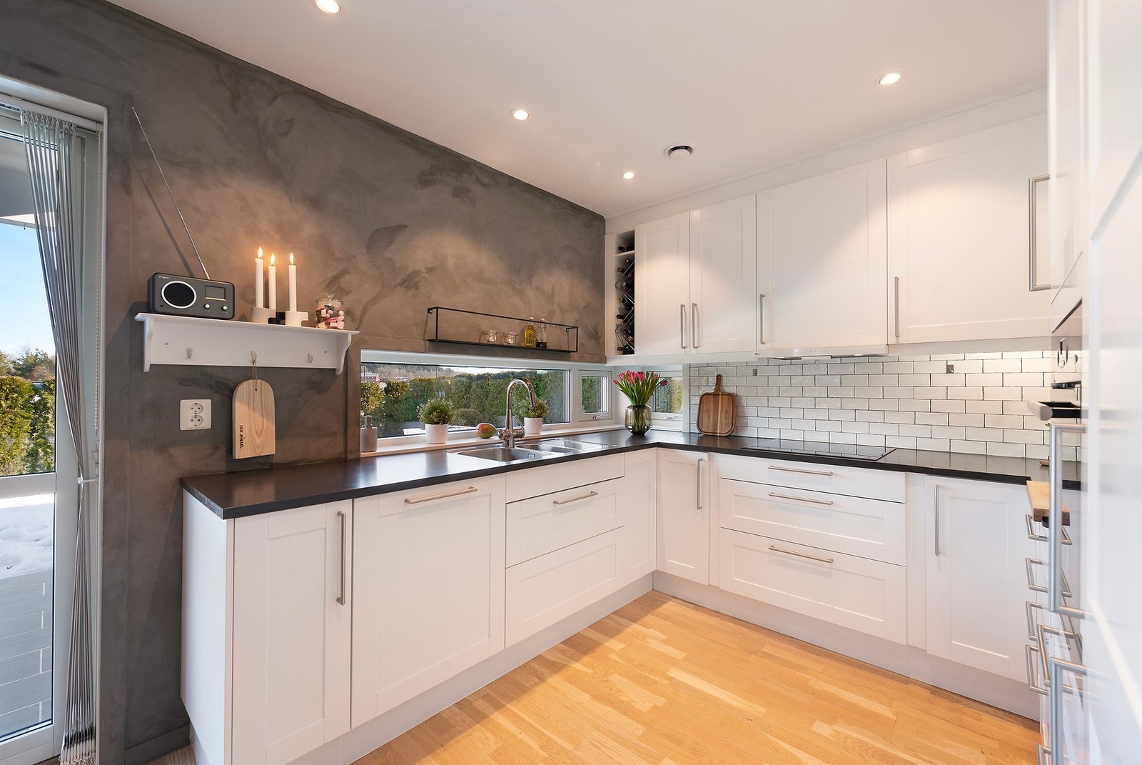 Kjøkkenet har integrerte hvitevarer og er innredet med ett-speils fronter Galleribilde