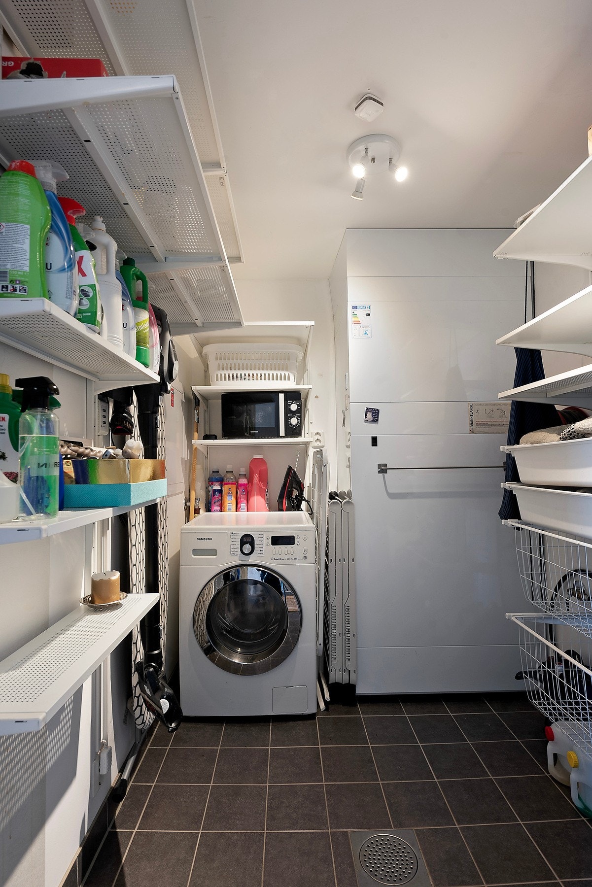 Vaskerom - kombinert varmtvannsbereder/ventilasjonssystem i hjørnet Galleribilde