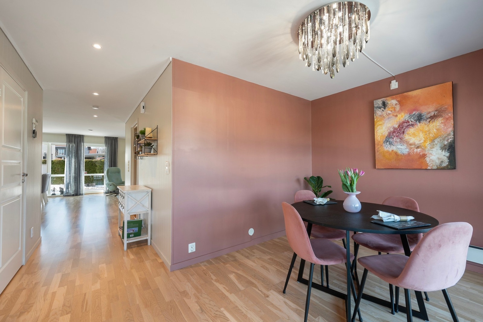 Fra stuen inn mot kjøkken/spisestue Galleribilde