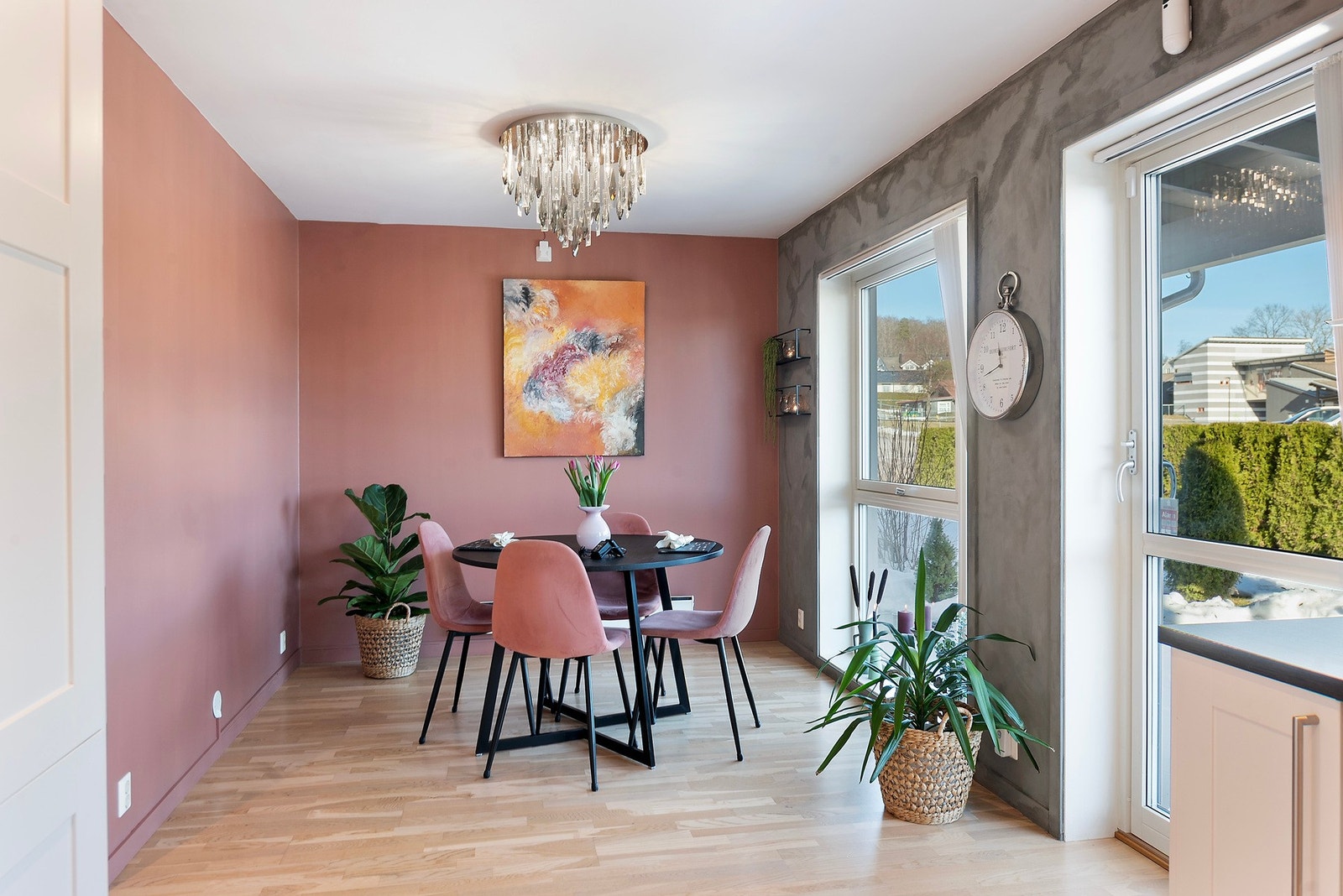 Spisestue i tilknytning til kjøkkenet - med utgang til platting Galleribilde