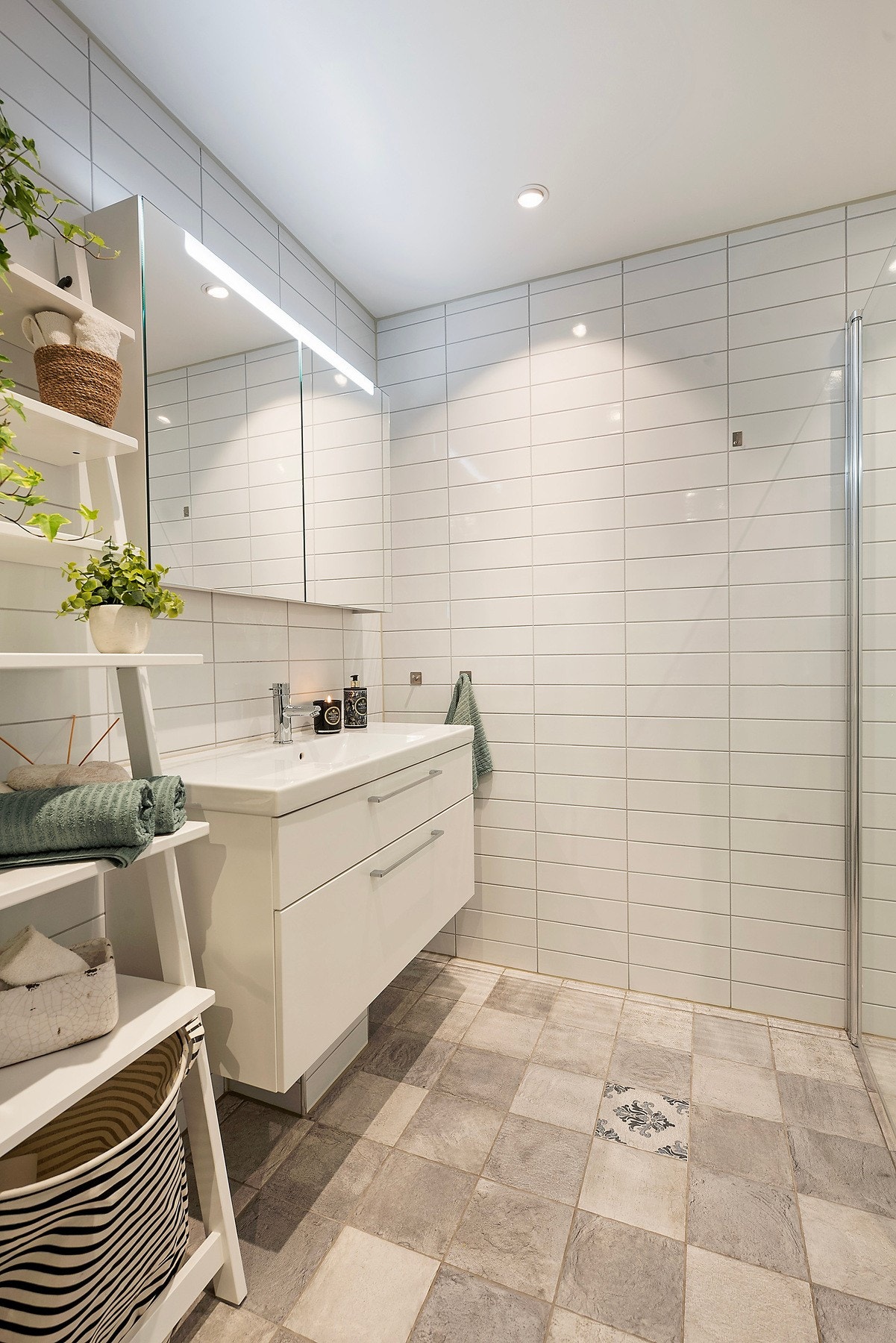 Gulvvarme, flislagt, pen servanthenging og god belysning Galleribilde