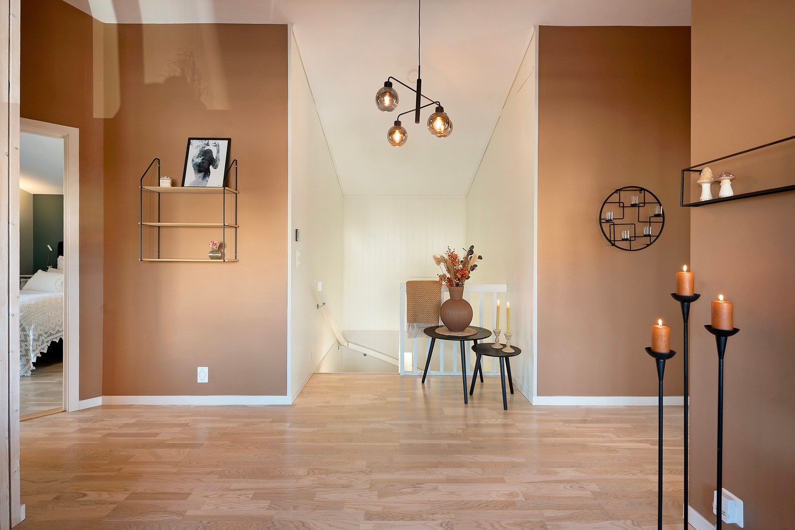 Praktisk stue i andre etasje med adkomst til tre flotte soverom og bad Galleribilde