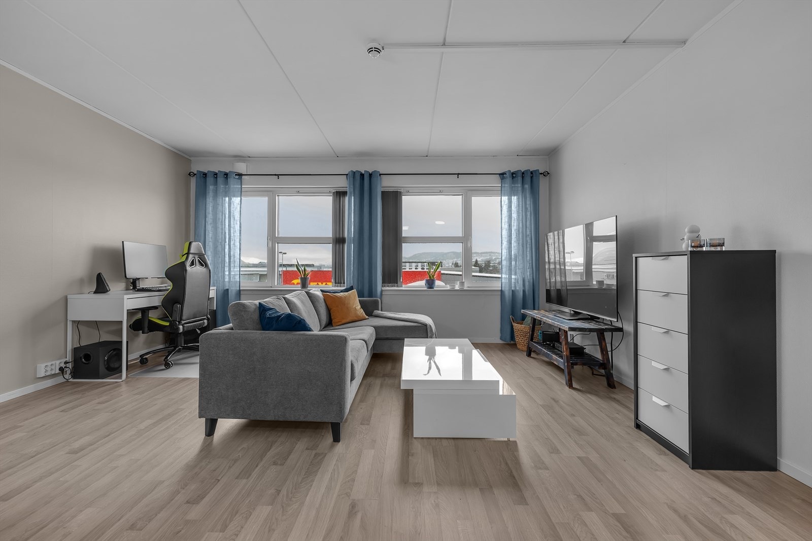 Stilren stue med store vinduer. Galleribilde