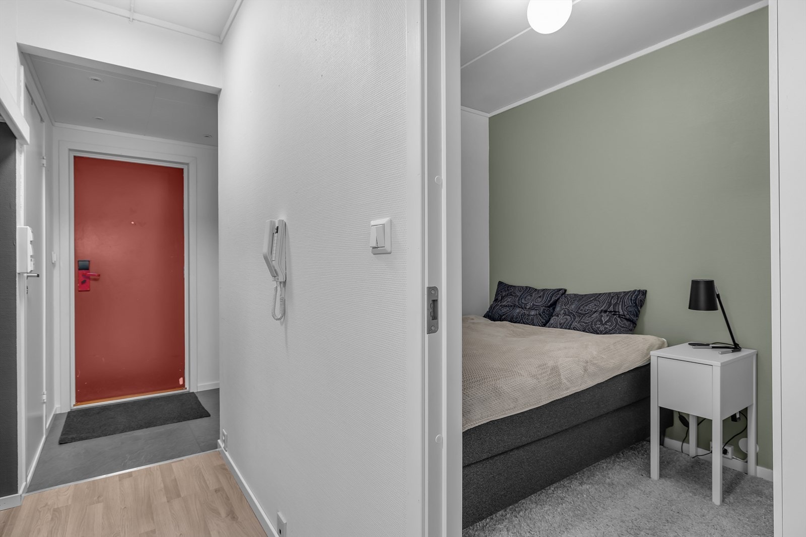 Sovealkoven med garderobe og plass til stor seng. Galleribilde