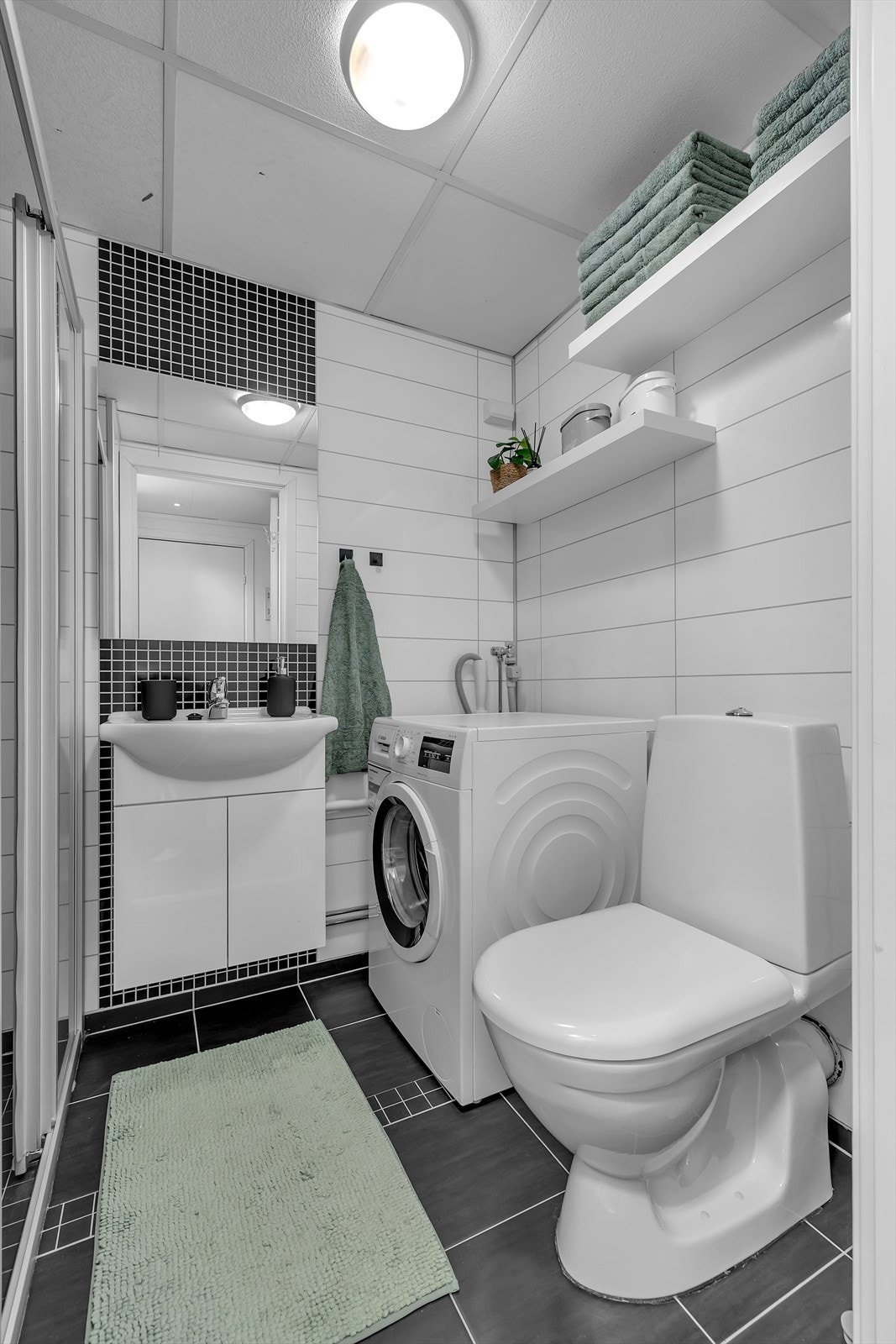 Plass til vaskemaskin og servantskap. Galleribilde