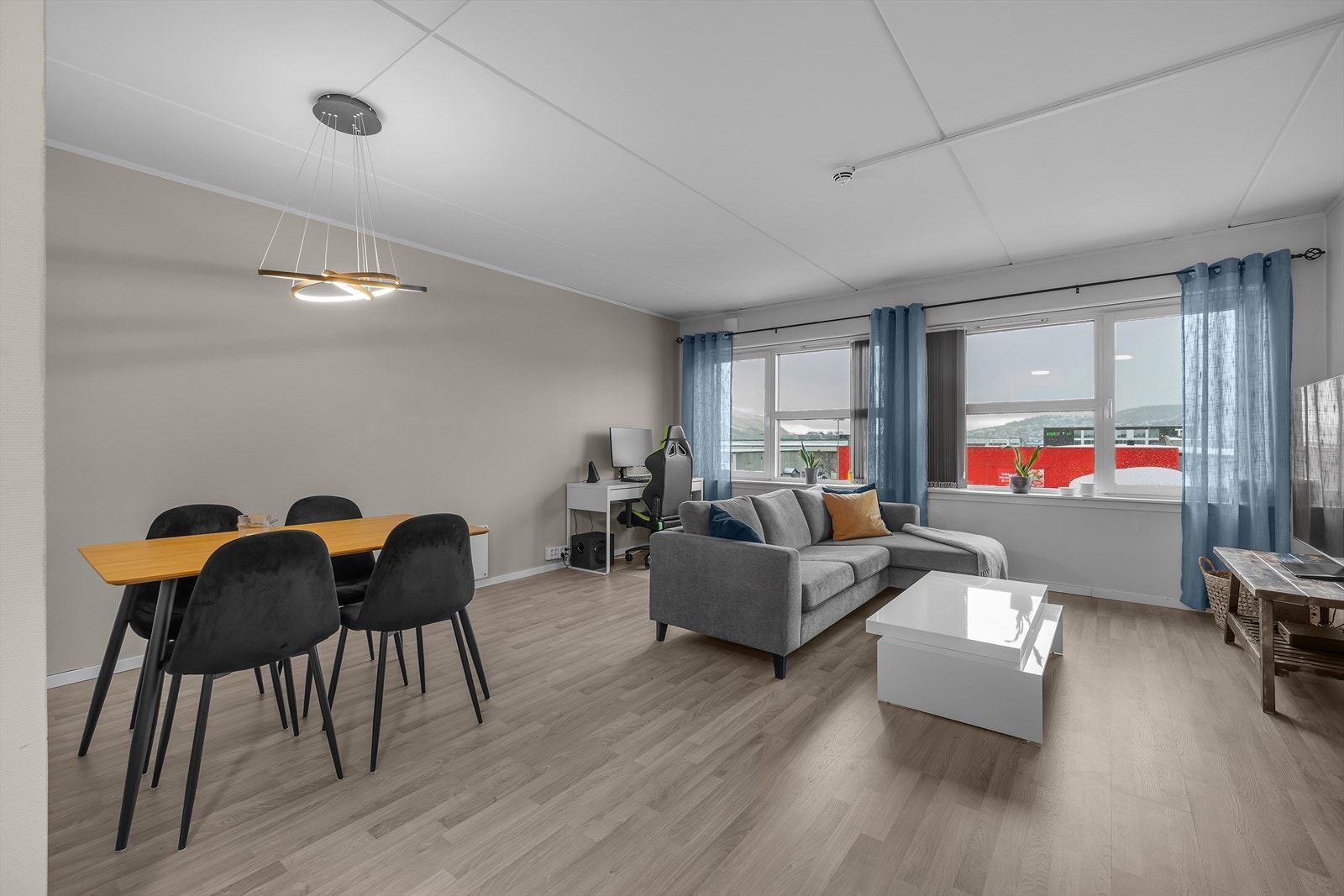 God plass til inndeling med sofa, hjemmekontor og spiseplass. Galleribilde