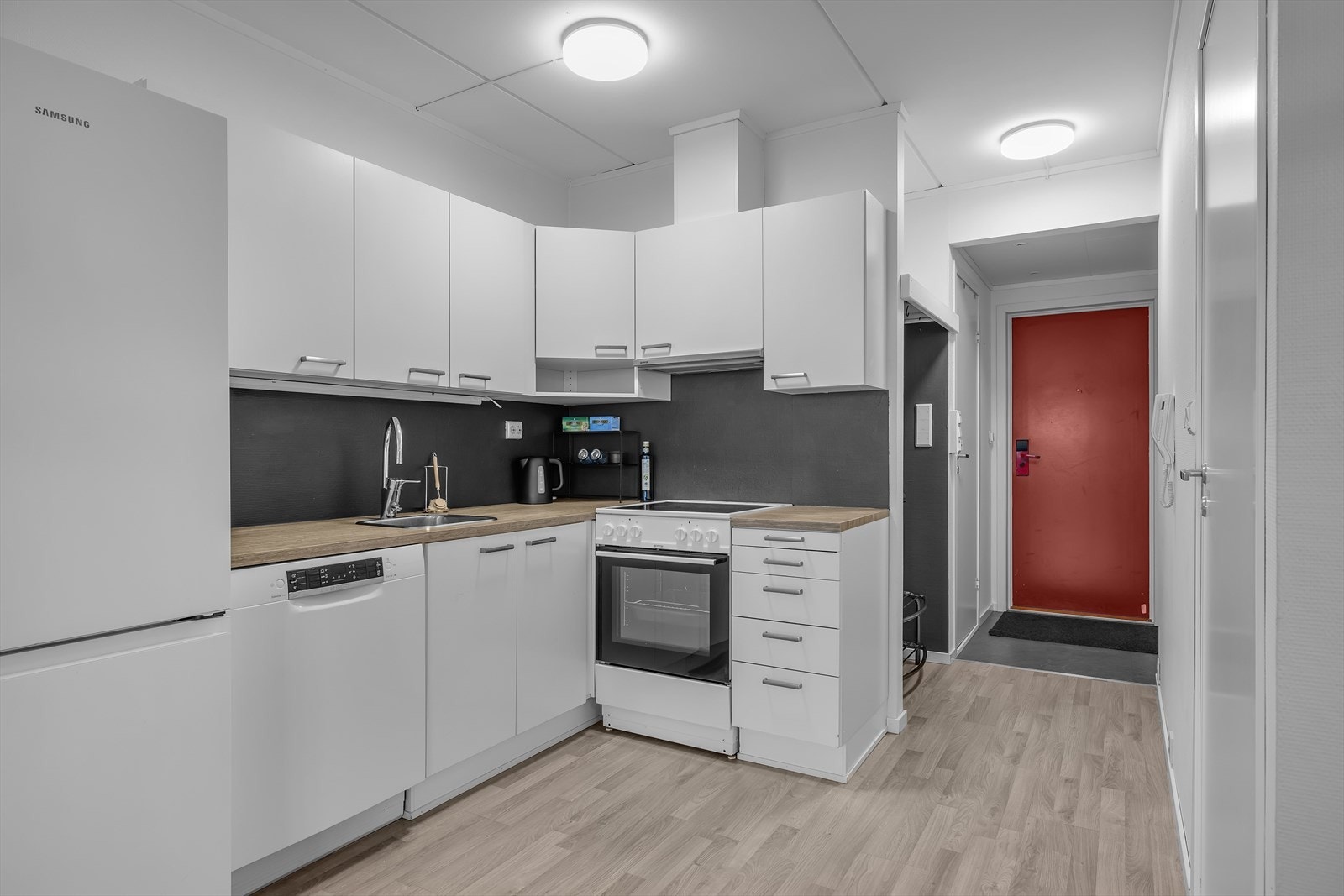 Kjøkken og entré med garderobeplass. Galleribilde