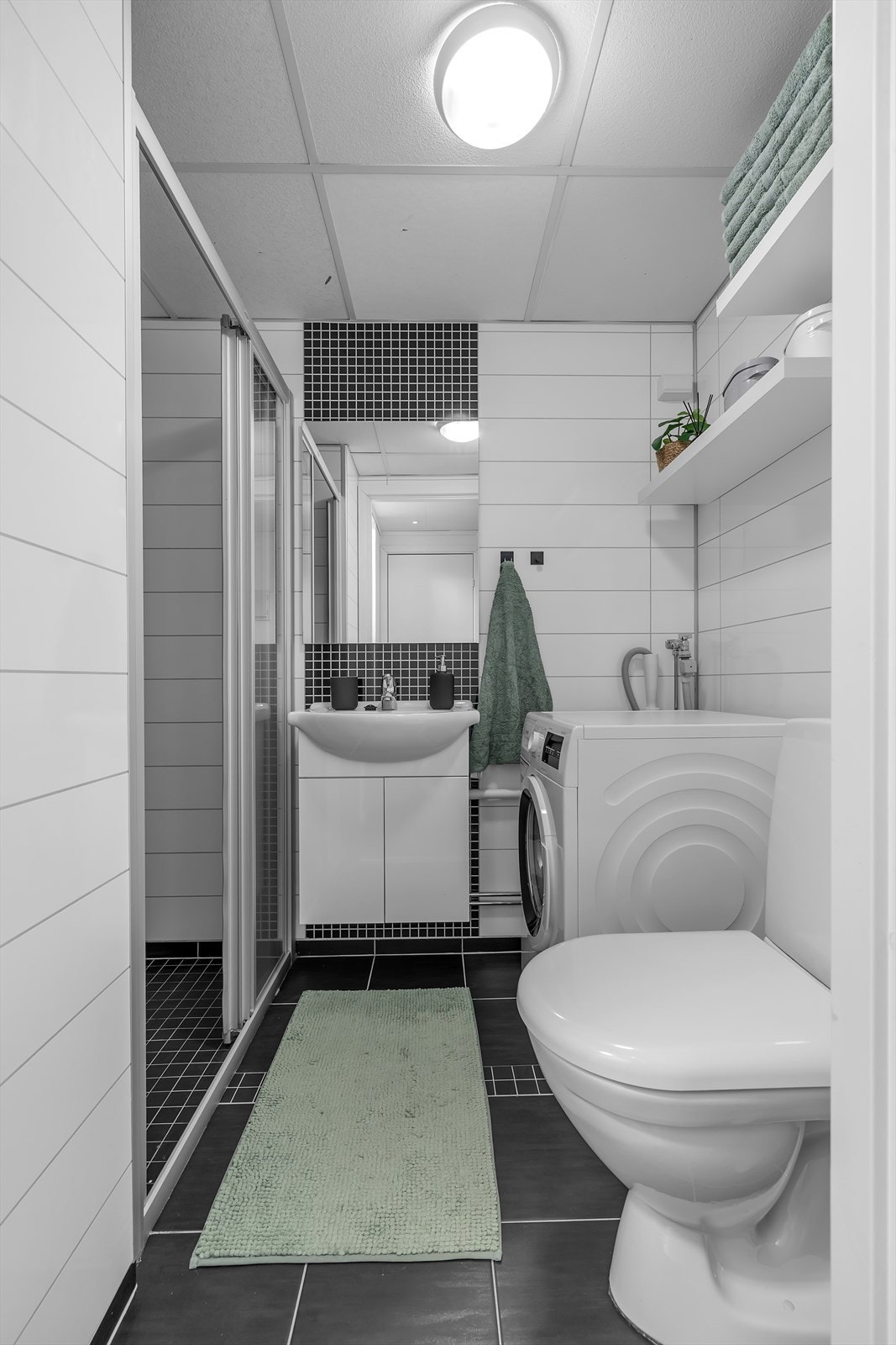 Bad med dusjnisje - fliser på gulvet. Galleribilde