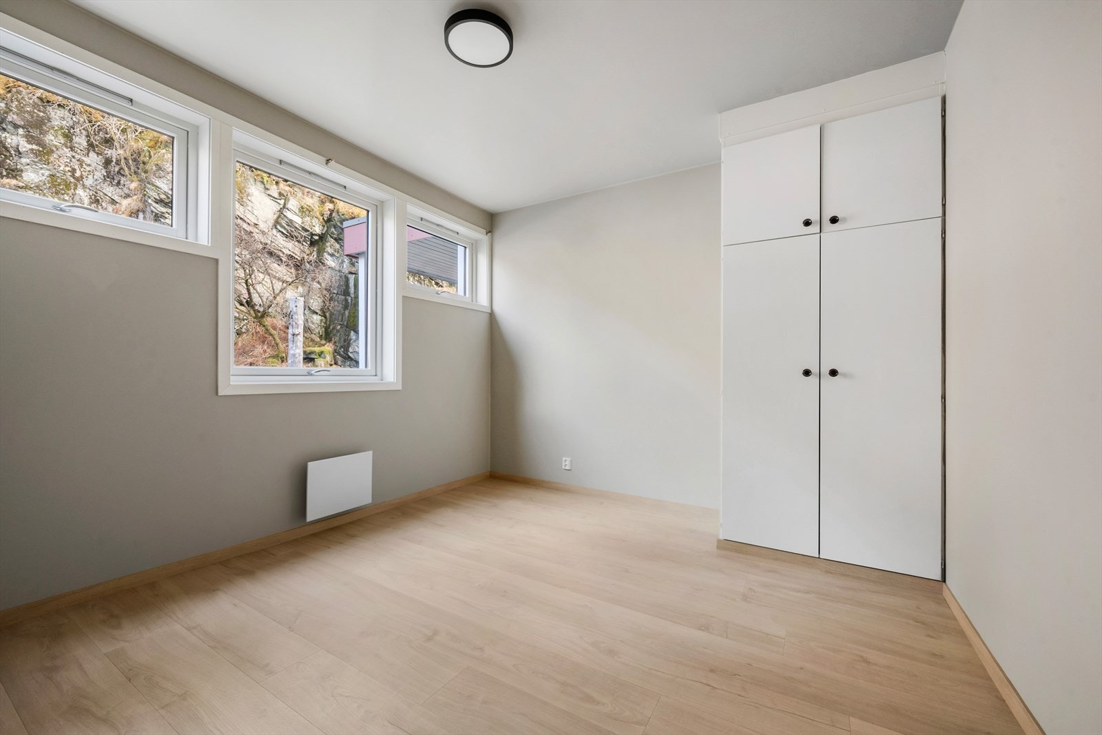 Soverom med garderobeskap. Galleribilde