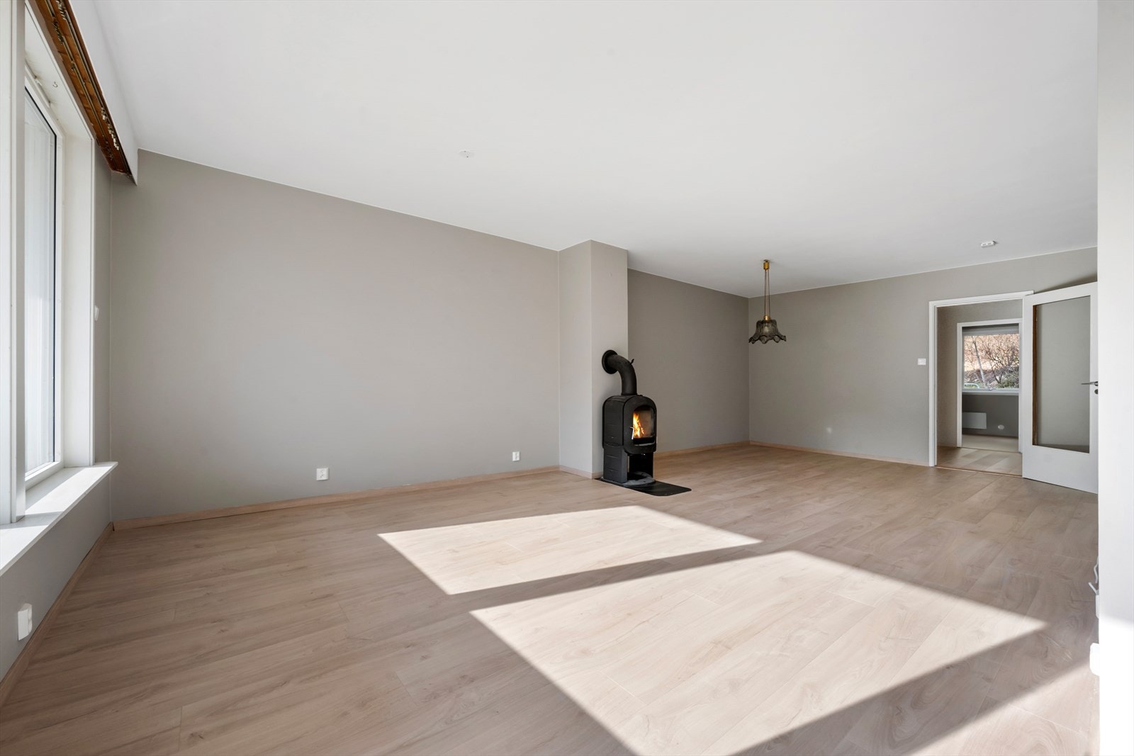 Det er nye gulv og nymalte vegger/tak i hele leiligheten med unntak av våtrom. Galleribilde