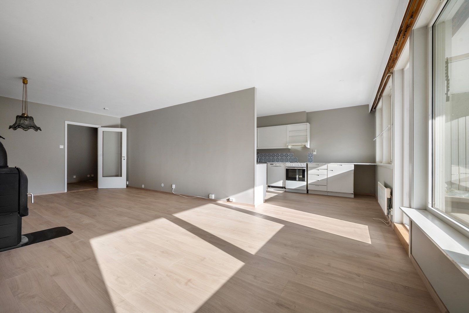 Stuen og kjøkkenet er i halvåpen løsning. Galleribilde