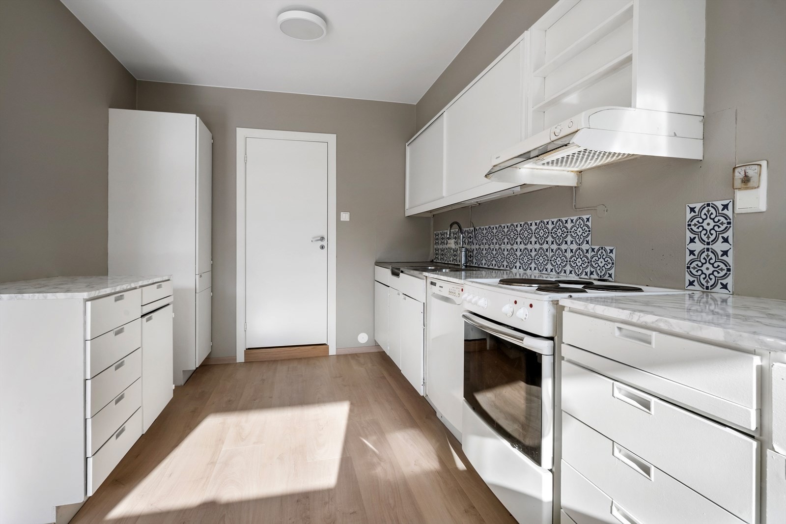 På kjøkkenet er det god skap- og benkeplass. Galleribilde