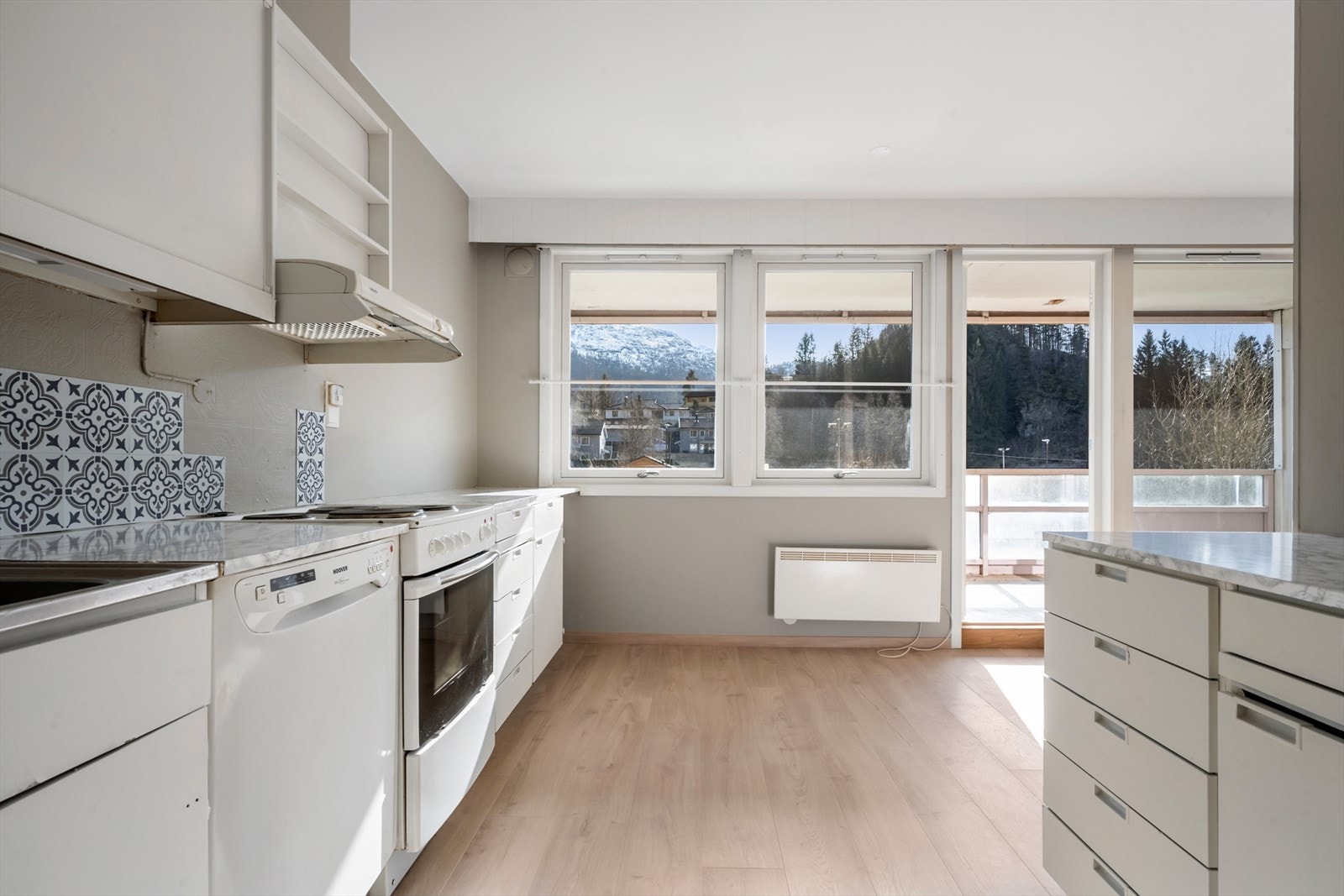 Her er det frittstående oppvaskmaskin og komfyr. Galleribilde