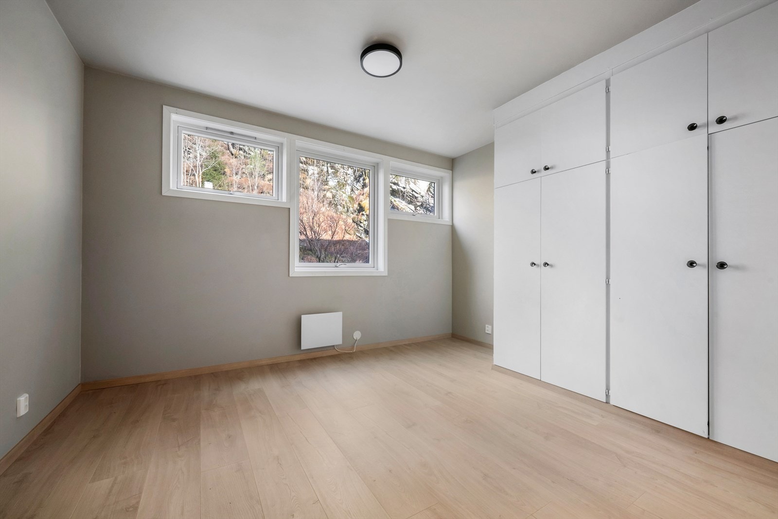 Leiligheten består av totalt 3 soverom, hvor alle har garderobeskap. Galleribilde