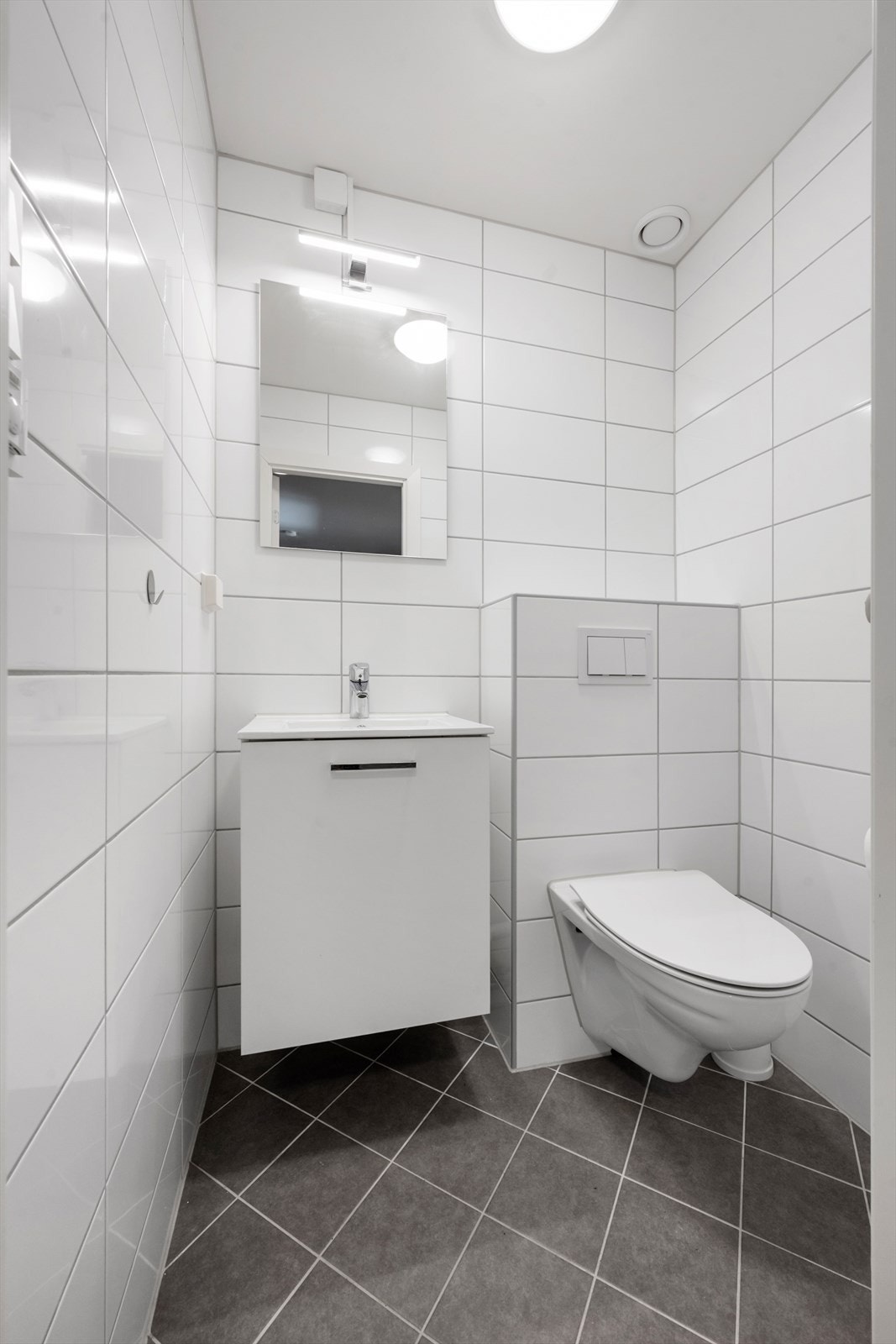 I tillegg til bad og vaskerom har leiligheten også et eget toalettrom. Galleribilde