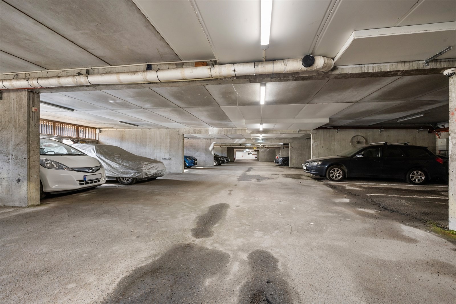 Leiligheten har bruksrett til parkering i garasjeanlegget under blokken. Ellers er det felles gjesteparkering i borettslaget. Galleribilde