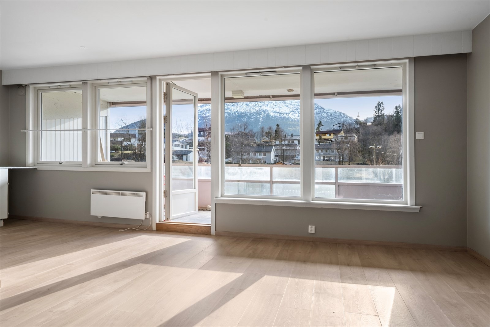 Fra stuen er det utgang til sørvendt veranda med overbygg. Galleribilde