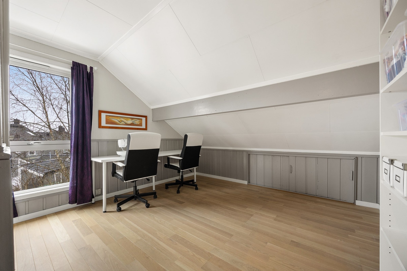 Den fleksible planløsningen i andre etasje gir rom for en praktisk kontorplass Galleribilde