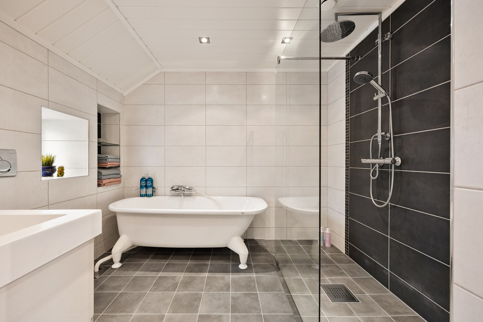 Her er det både et frittstående badekar og en separat dusjsone med glassvegg. Galleribilde