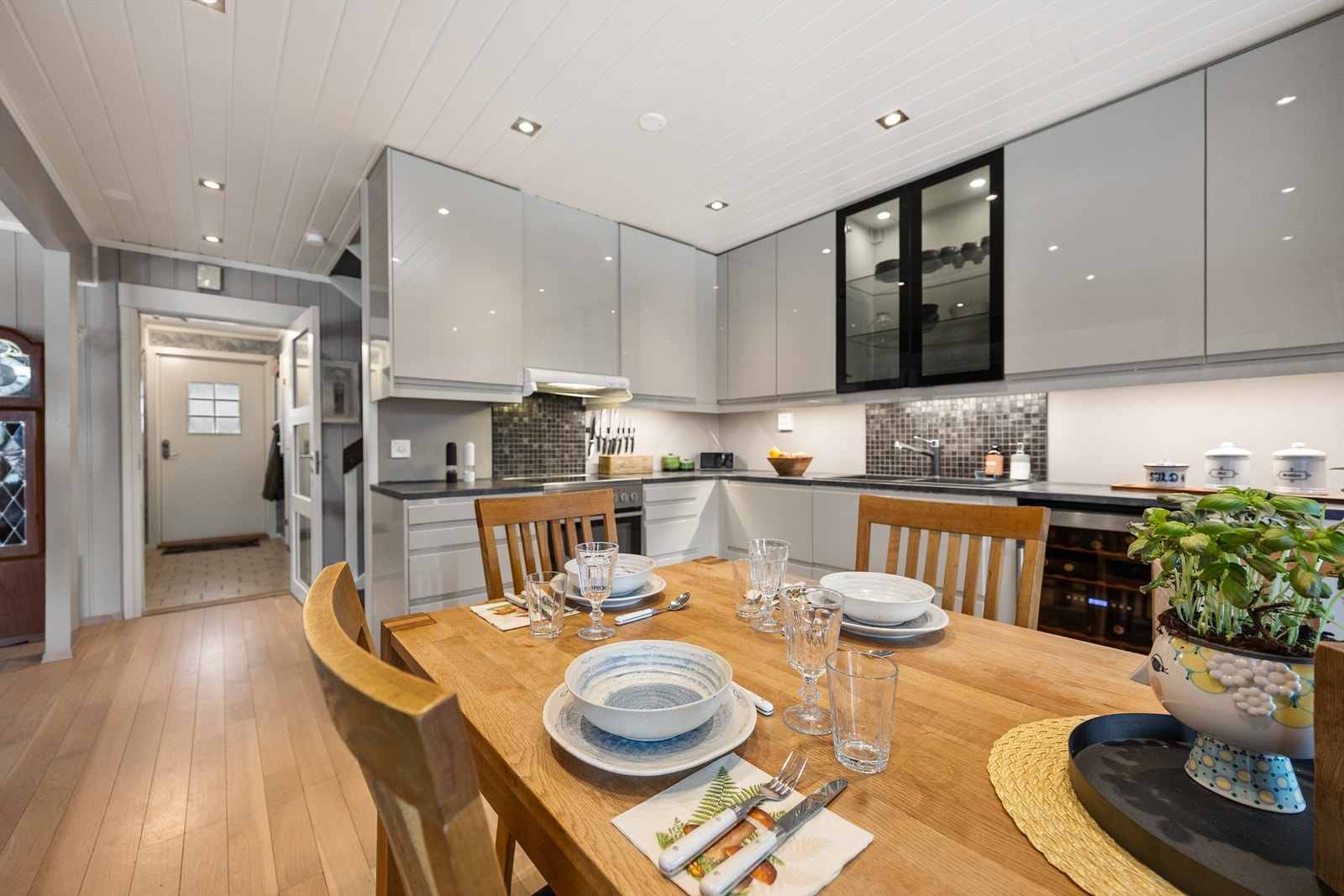 Kjøkkenet er praktisk utformet med ventilator tilkoblet avtrekk. Galleribilde