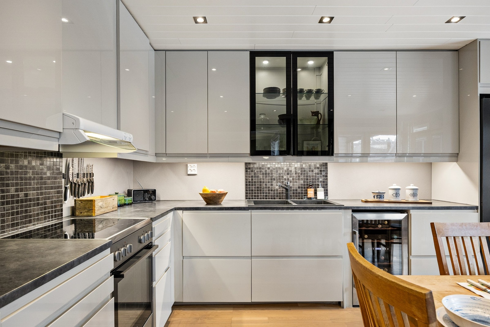 Godt med skap- og benkeplass, med benkeplate i laminat og belysning under overskapene. Galleribilde