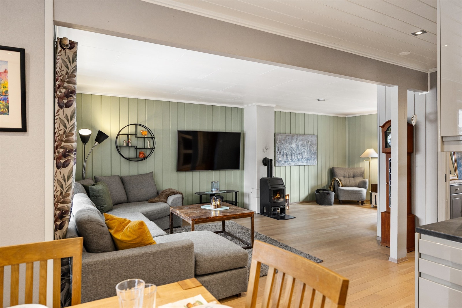 Den åpne løsningen mellom stue og kjøkken skaper en sosial og innbydende atmosfære. Galleribilde