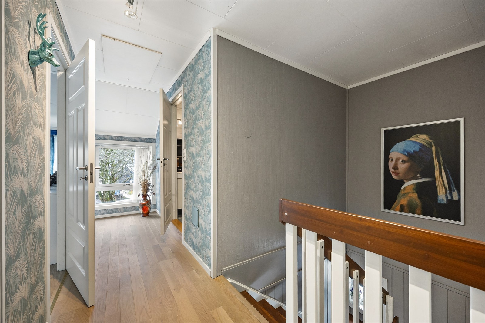 Gangen i andre etasje har parkett på gulvet Galleribilde