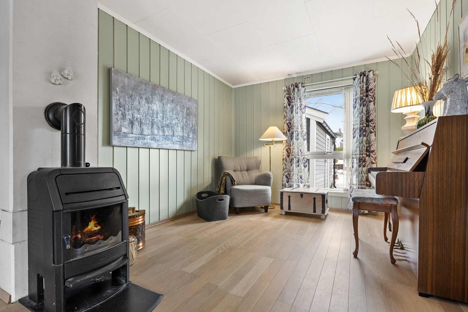 En peisovn med glassdør skaper en lun atmosfære på kjølige kvelder. Galleribilde