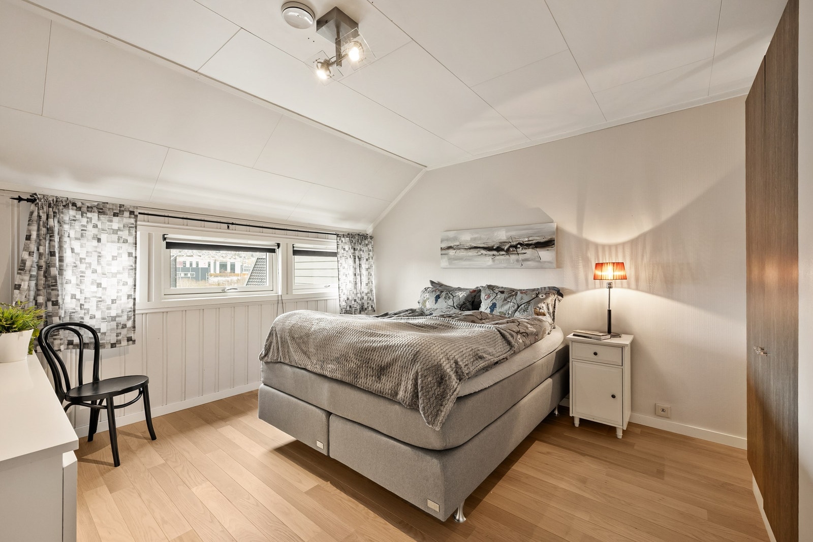 Begge soverommene har god plass til både seng samt skap og kommode for oppbevaring Galleribilde