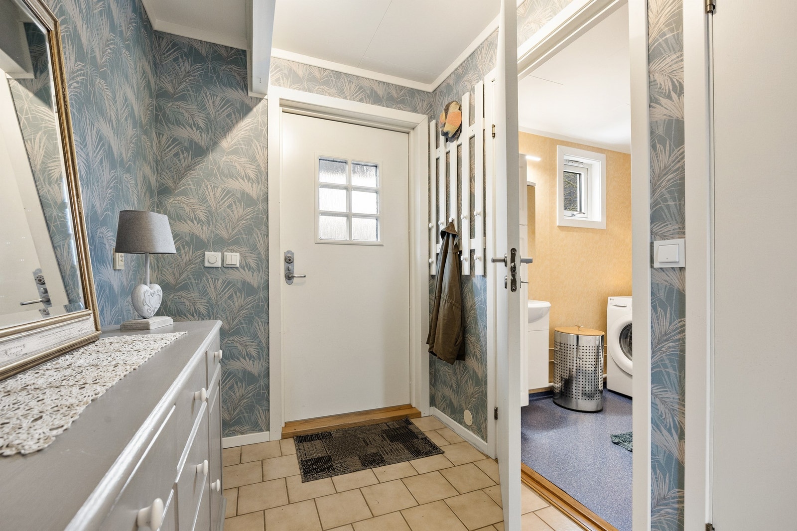 Fra entreen er det også direkte tilgang til et praktisk vaskerom med toalett. Galleribilde