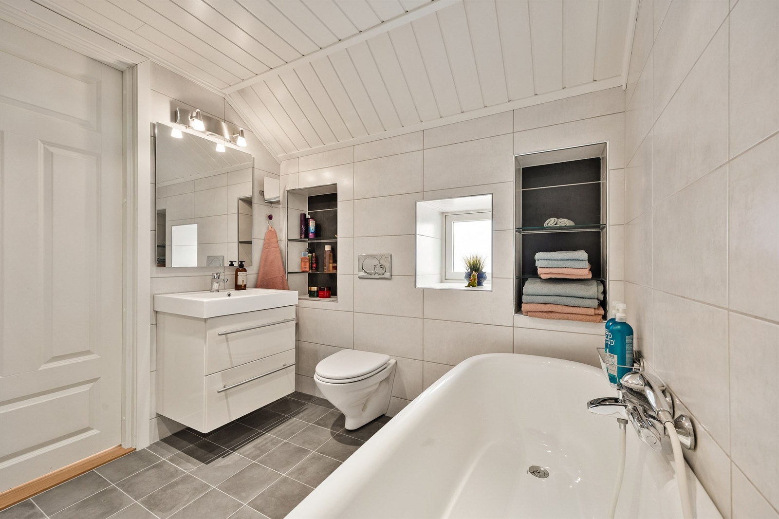 Badet i andre etasje ble oppgradert i 2009 og har flislagt gulv med gulvvarme. Galleribilde