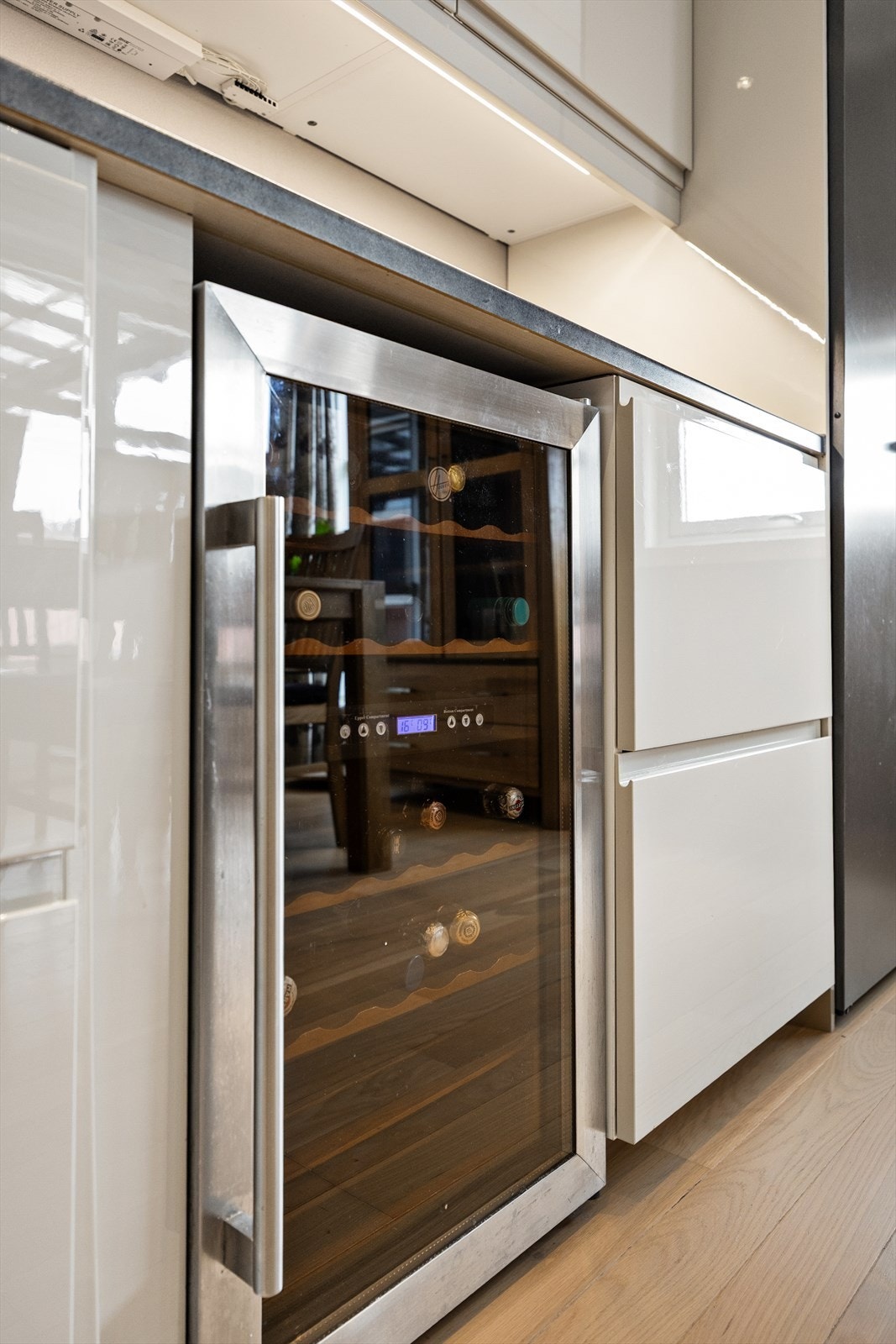 Kjøkkenet er utstyrt med frittstående hvitevarer, inkludert et eget vinskap. Galleribilde