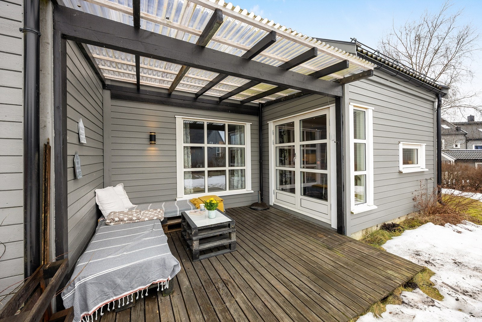 Terrassen på 12 m² har utgang fra stuen og er delvis overbygget. Galleribilde