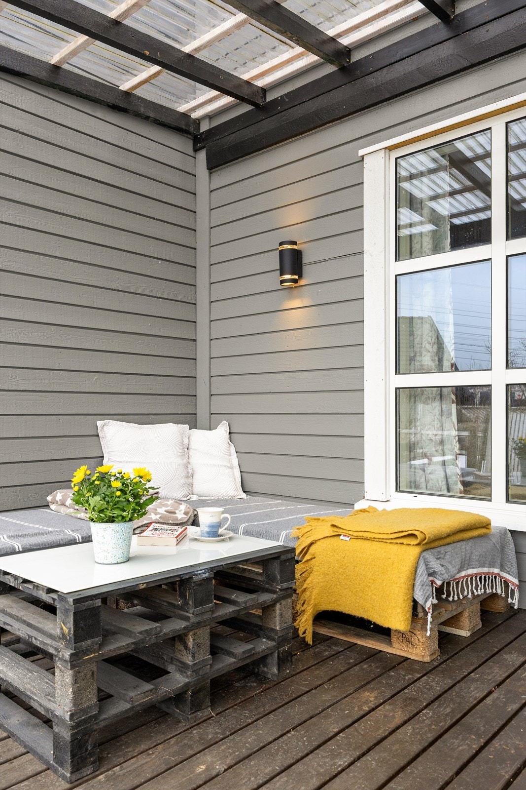 En lun og skjermet uteplass. Galleribilde