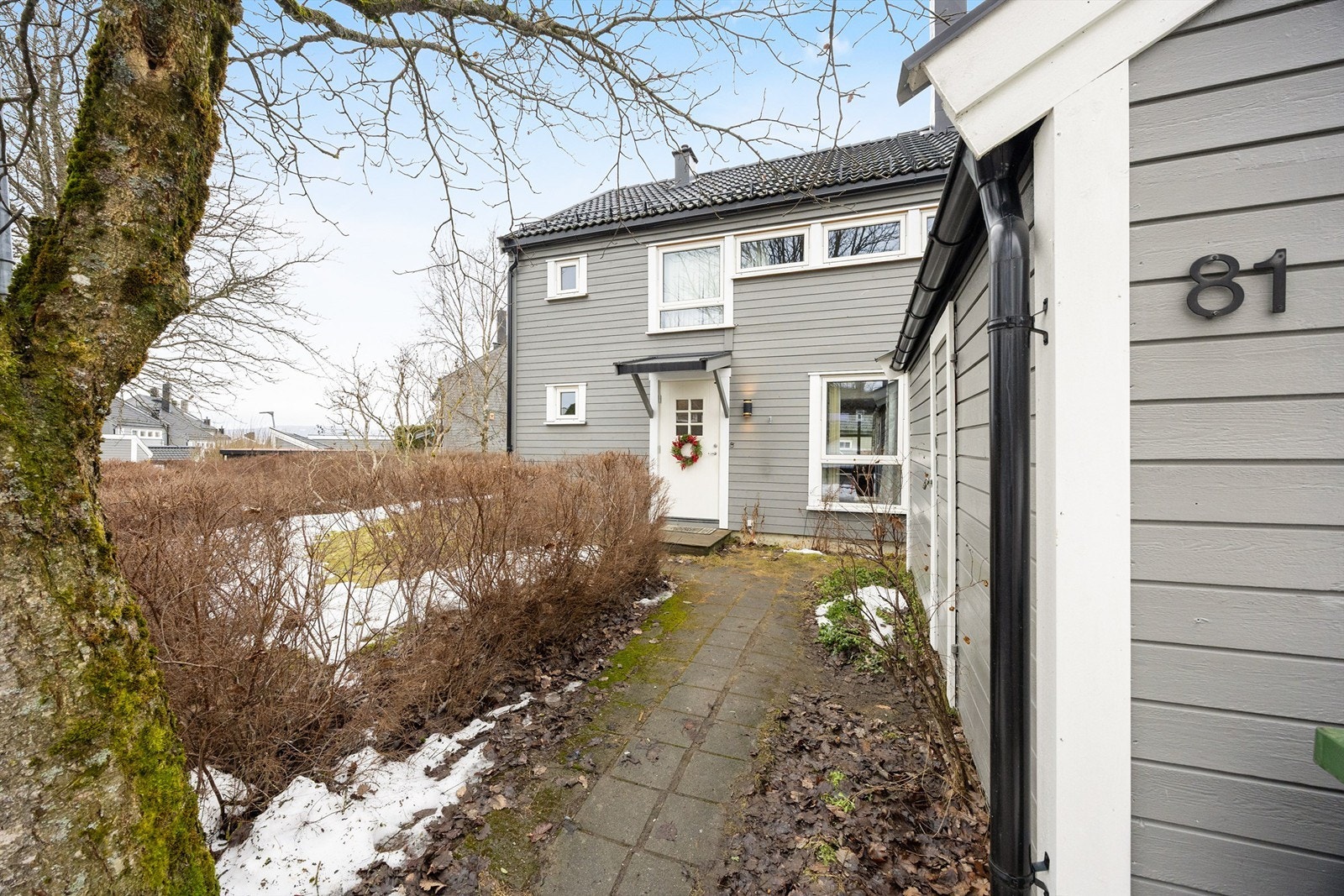 Eiendommen ligger i et rolig og veletablert boligfelt. Galleribilde